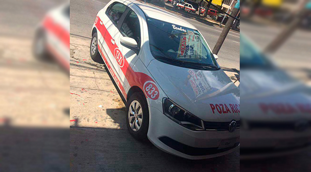 Roban taxi con número económico 833
