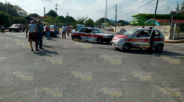 Chocan taxis; dos lesionadas taxichoque