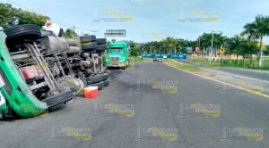 Vuelca trailer sobre la carretera