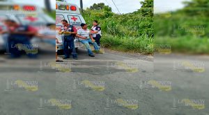 Vuelca trailer sobre la carretera