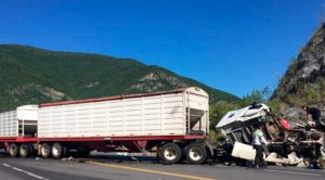 Se duerme trailero en la carretera y choca contra talud