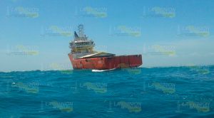 Realizan maniobras para sacar a flote la embarcación Antares