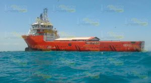 Realizan maniobras para sacar a flote la embarcación Antares