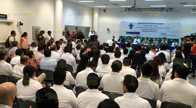 Acredita UV carreras de Enfermería y Medicina
