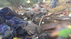 Fuerte choque tráiler y autobús; al menos 10 muertos