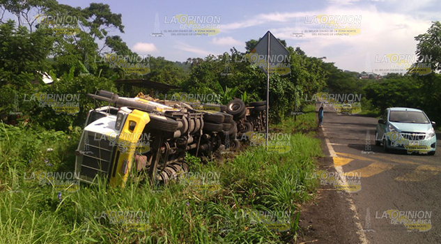 Por falla mecánica se voltea un camión