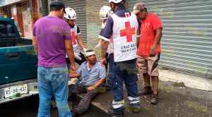 Resbala sobre la banqueta y se abre la cabeza Resbala Caída Banqueta Abre Cabeza