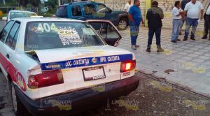 Torton golpea taxi con semáforo en rojo Accidente Torton Taxi