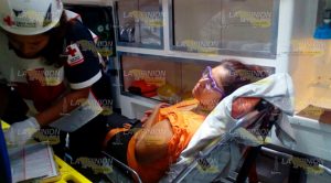 Torton golpea taxi con semáforo en rojo