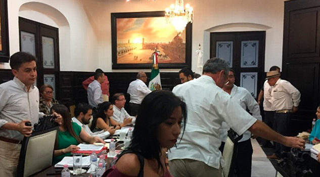 "Agarrón" entre regidores en sesión de Cabildo Agarrón Regidores Sesión Cabildo Veracruz