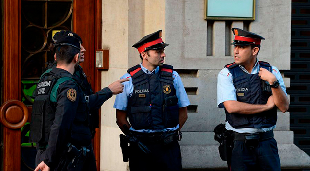 Arrestan a un secretario del gobierno de Cataluña en medio de crisis por referéndum independentista Arrestan a un secretario del gobierno de Cataluña en medio de crisis por referéndum independentista
