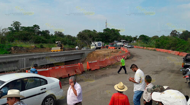 Bloquean autopista Cardel-Poza Rica Bloquean autopista Cardel-Poza Rica