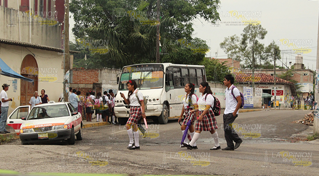 Brindan orientación a estudiantes Brindan orientación a estudiantes