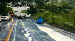 Camioneta Cargada Leche Impacta Autobús