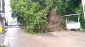Cerro se derrumba a causa de las lluvias Cerro Derrumba Causa Lluvias