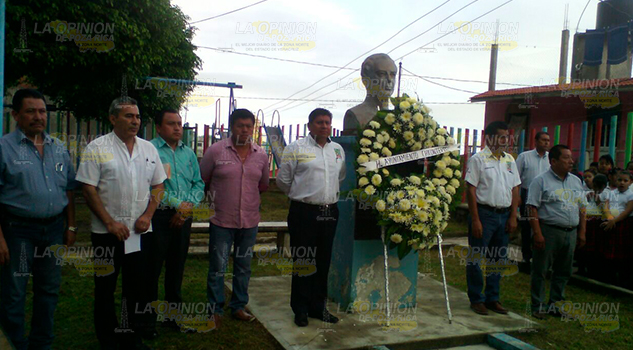Colocan ofrenda floral junto al busto de Adolfo López Mateos Colocan ofrenda flora1