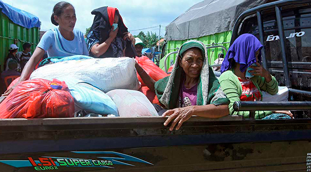 Casi 100 mil evacuados en Indonesia por alerta de erupción Crece Número Personas Evacuadas