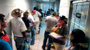 Decenas de concesionarios hacen largas filas para el Registro Vehicular Decenas Concesionarios Largas Filas Registro Vehicular