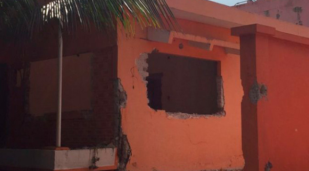 Demuelen viviendas de Armada en el puerto; tenían fallas por antigüedad Demuelen viviendas de Armada en el puerto tenían fallas por antigüedad