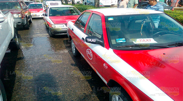 Dos taxis chocan en pleno entro Dos taxis chocan en pleno entro