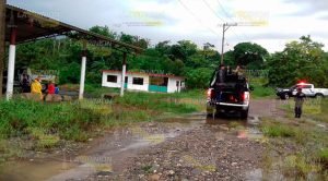 Rescatan a familias de las inundaciones en Tlapacoyan Rescatan Familia Inundaciones Tlapacoyan