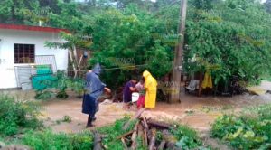 Rescatan a familias de las inundaciones en Tlapacoyan Rescatan Familia Inundaciones Tlapacoyan