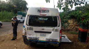 Camioneta choca con un camión de transporte Público