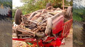 Camioneta choca con un camión de transporte Público
