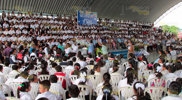 alumnos beneficiados por el programa Estímulos Educativos Más de dos mil alumnos1