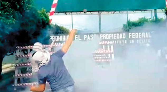 Normalistas vandalizan cuartel militar de Iguala Normalistas Vandalizan Cuartel Militar Iguala