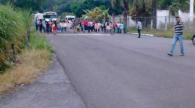 Padres de familia bloquean carretera Alto Lucero-Xalapa Padres Familia Bloquean Carretera Alto Lucero Xalapa