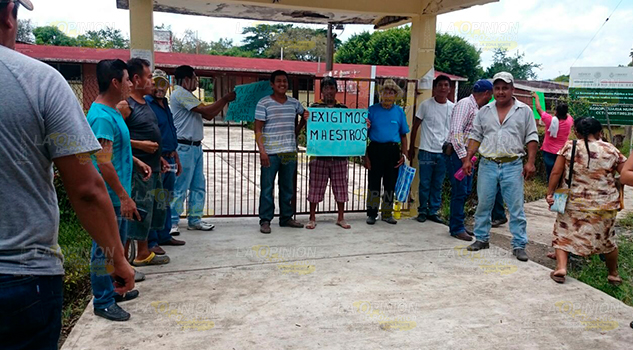 Padres toman instalaciones de la secundaria agropecuaria en tantoyuca Padres de familia de la escuela1