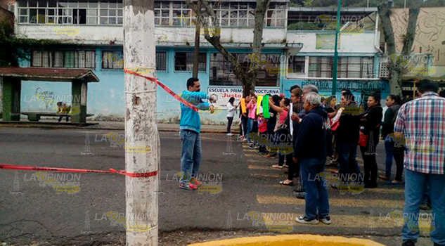 Exigen a PC revisar una primaria en Xalapa Padres de familia exigen que PC revise las instalaciones de la escuela primaria Miguel Hidalgo