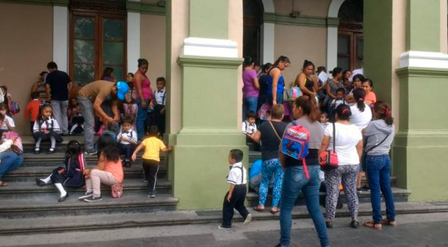 Padres de familia se manifiestan en Córdoba; piden supervisar planteles Padres de familia se manifiestan en Córdoba; piden supervisar planteles