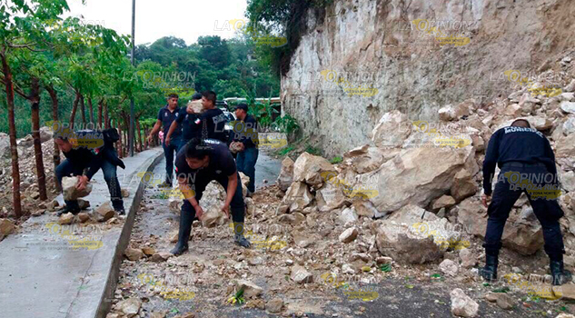 Parte de un cerro cae sobre calle en Papantla Parte Cerro Cae Calle Papantla