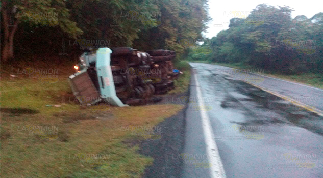 Trailero lesionado en volcadura Por esquivar un bache Vuelca tráiler en la 1801