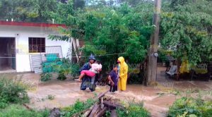 Rescatan a familias de las inundaciones en Tlapacoyan Rescatan Familia Inundaciones Tlapacoyan