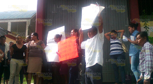 Se manifiestan padres de familia ante supervisión escolar Se manifiestan padres de familia ante supervisión escolar