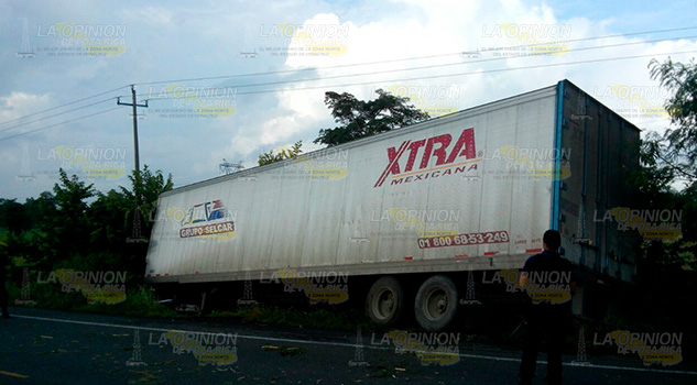 Se sale trailer de la carretera federal Álamo-Potrero de Llano Se sale trailer de la carretera federal Álamo-Potrero de Llano