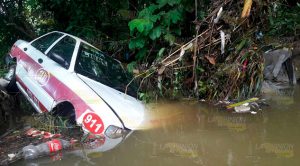 ¡TAXI ARRASTRADO POR LA CORRIENTE! Taxi Arrastrado Corriente