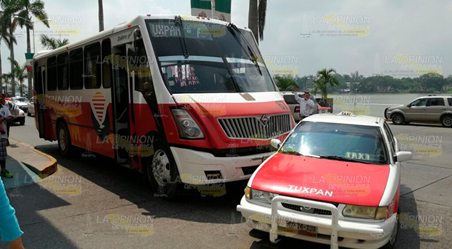 Taxi impacta a autobús en bulevar y causa caos Taxi impacta a autobús