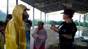 Rescatan a familias de las inundaciones en Tlapacoyan Rescatan Familia Inundaciones Tlapacoyan