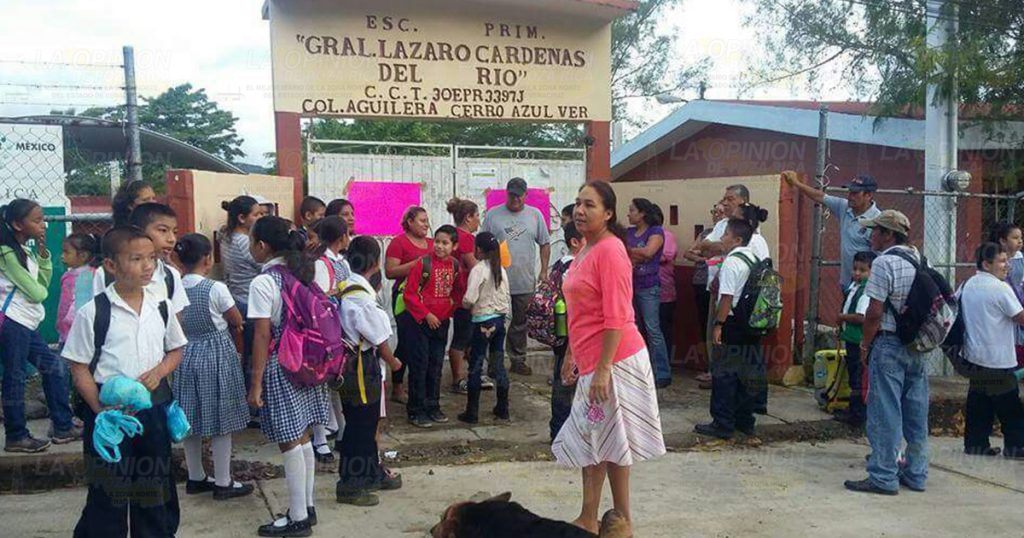 Toman escuela primaria en la Aguilera