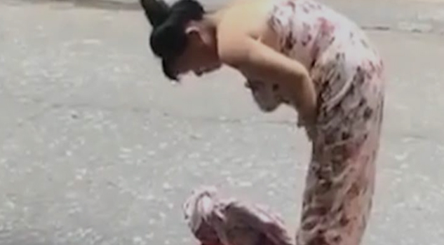 Tuvo a su bebé en plena calle y luego hace algo increíble Tuvo a su bebé en plena calle y luego hace algo increíble