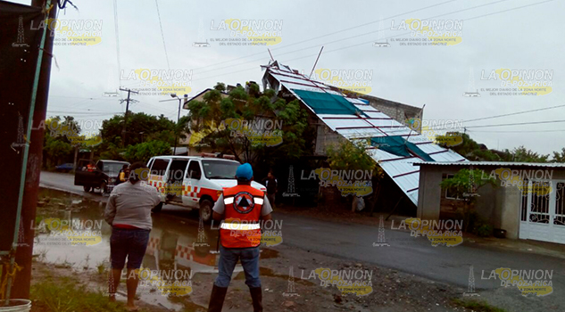 Vientos levantaron techo de templo Vientos Levantaron Techo Templo