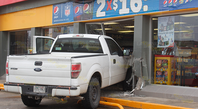 ¡Se metió con todo y camioneta! accidenteoxxo