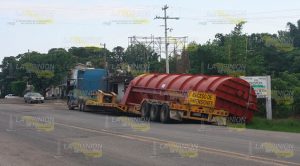 Trailer se ladeó con tanque de 40 toneladas