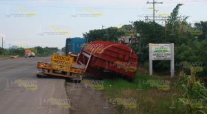Trailer se ladeó con tanque de 40 toneladas