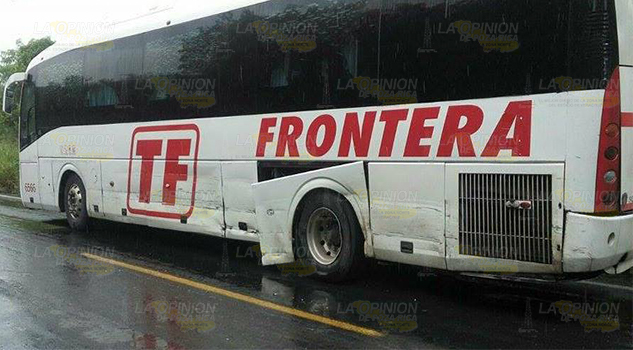 Camioneta choca contra autobús autobus