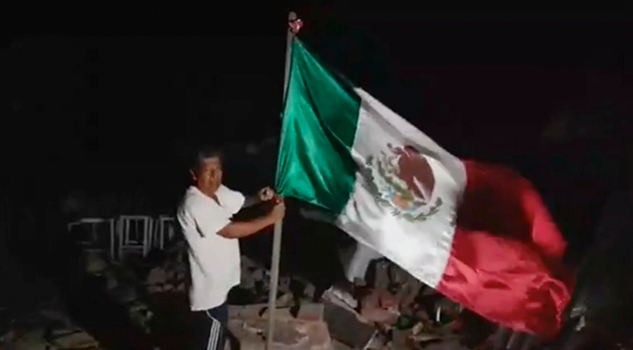 Ángel Sánchez, el hombre que levantó la bandera sobre las ruinas de Juchitán